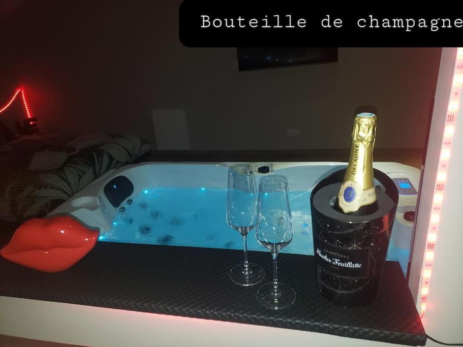Bulles Etoilees Appartement Avec Jacuzzi Prive Montrevel-en-Bresse Exterior foto